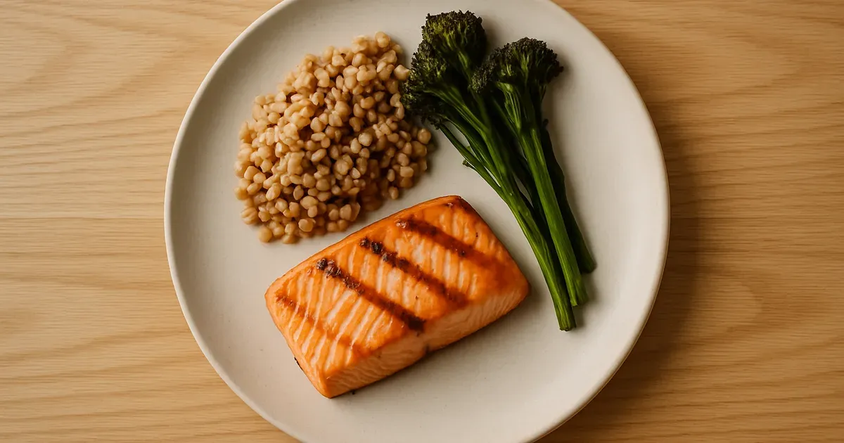 Balanced meal with lean protein and vegetables representing dietary changes for effective weight management strategies